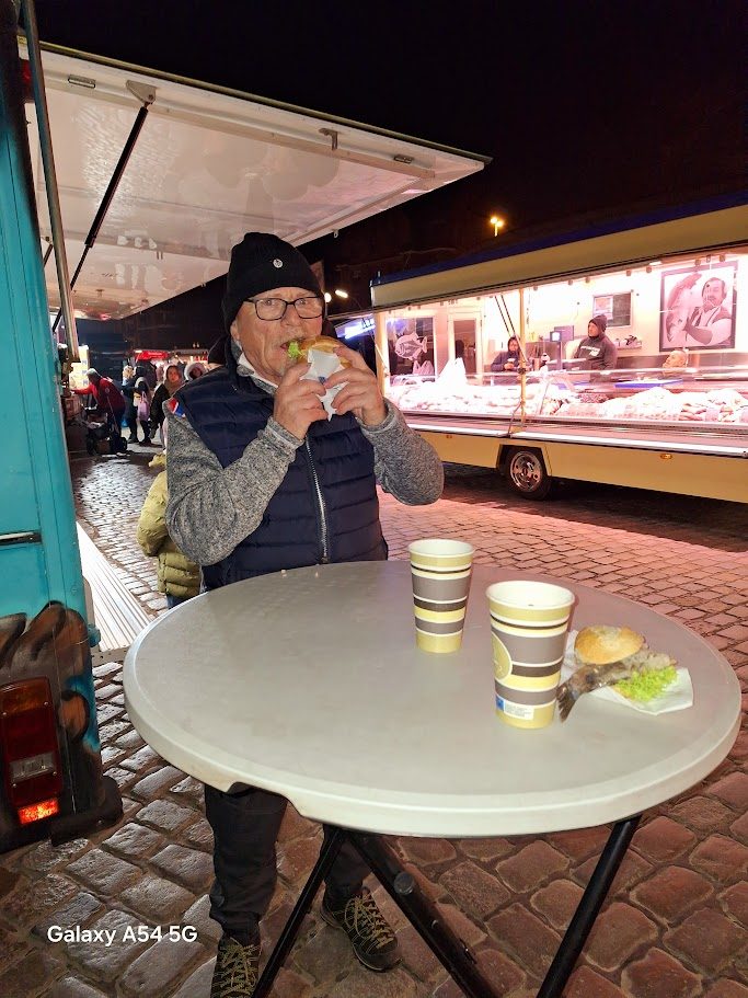 brötchen morgens um 5 Uhr sitzt man an einem Tisch und isst, zwei Fischbrötchen 2 Kaffee stehen vor mir.